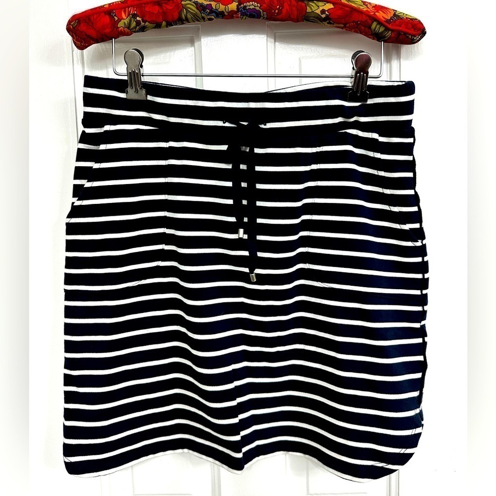 Akini Navy/White Striped Skirt W/Pockets!! Size Medium